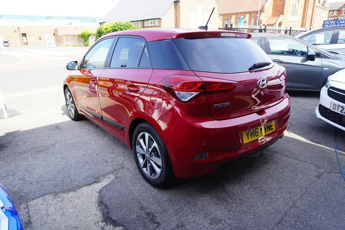 Used Hyundai i20 Premium 100 HP (73 kW) 2017 Red Hatchback