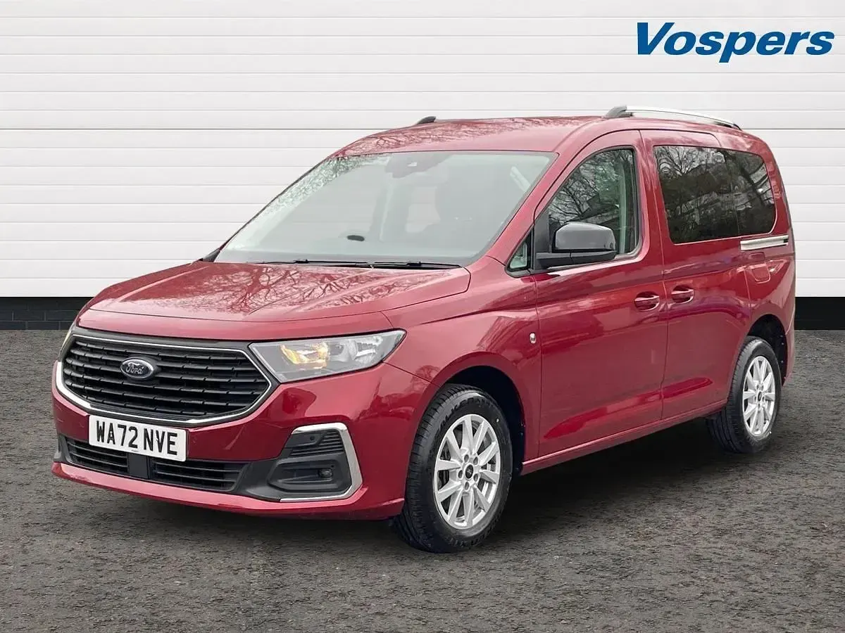 Usado Ford Tourneo Titanium 2022 Rojo Familiar