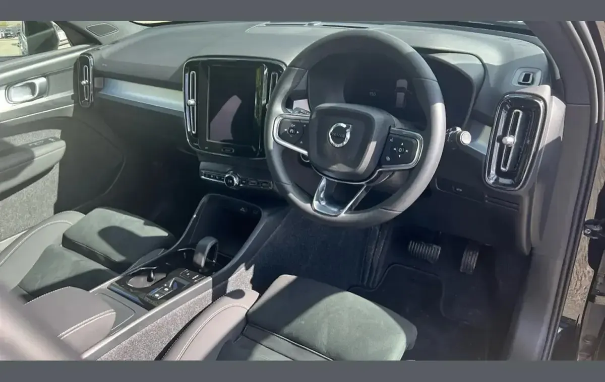 Used Volvo XC40 Plus 161 HP (118 kW) 2025 Black SUV