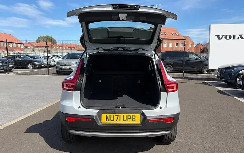 Used Volvo XC40 Momentum 163 HP (119 kW) 2022 Silver SUV