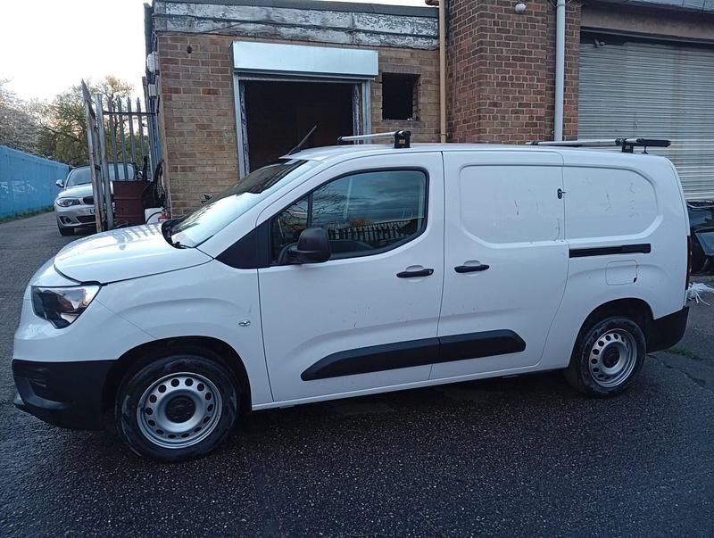 Second-hand Vauxhall Combo 100 CP (73 kW) 2024 Alb Monovolum