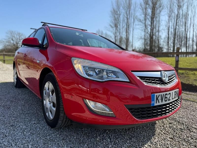 Second-hand Vauxhall Astra 95 CP (69 kW) 2012 Roșu Break