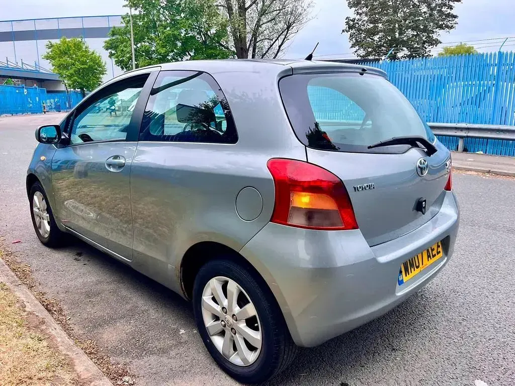 Used Toyota Yaris 85 HP (62 kW) 2007 Silver Hatchback