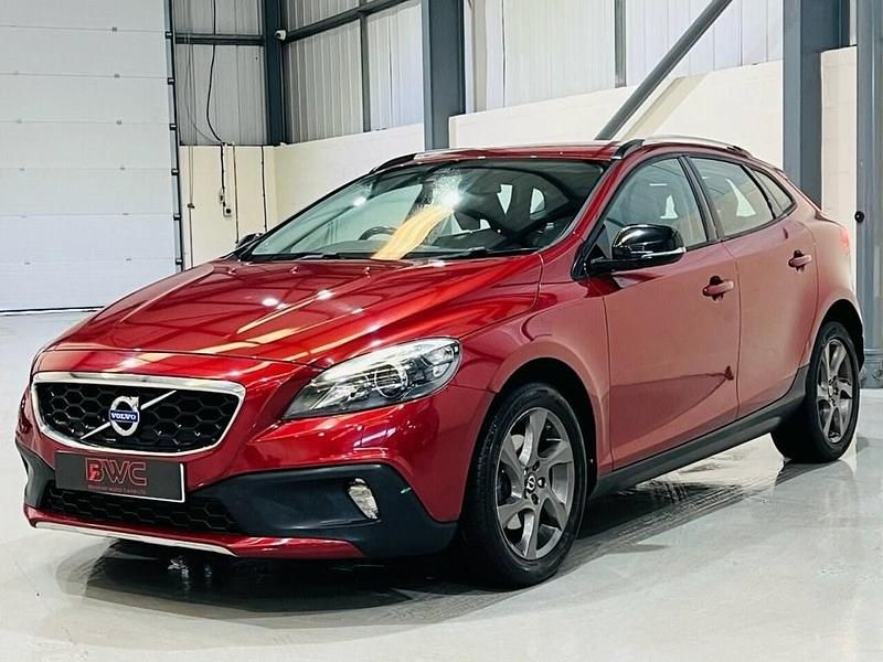 Used Volvo V40 115 HP (84 kW) 2014 Red Hatchback