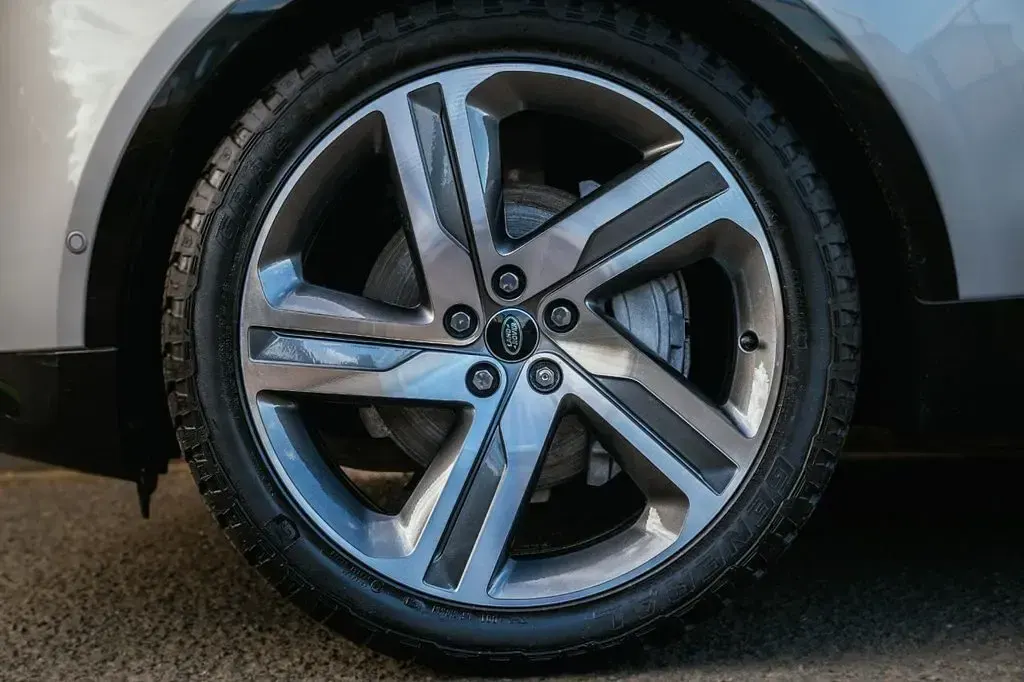 Used Land Rover Discovery 5 HSE Dynamic 300 HP (220 kW) 2022 Silver SUV