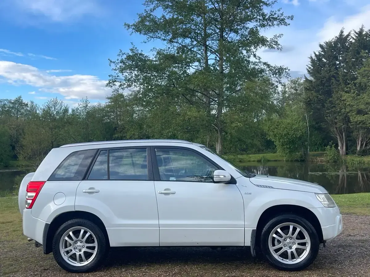 Used Suzuki Grand Vitara SZ-T 129 HP (94 kW) 2012 White SUV