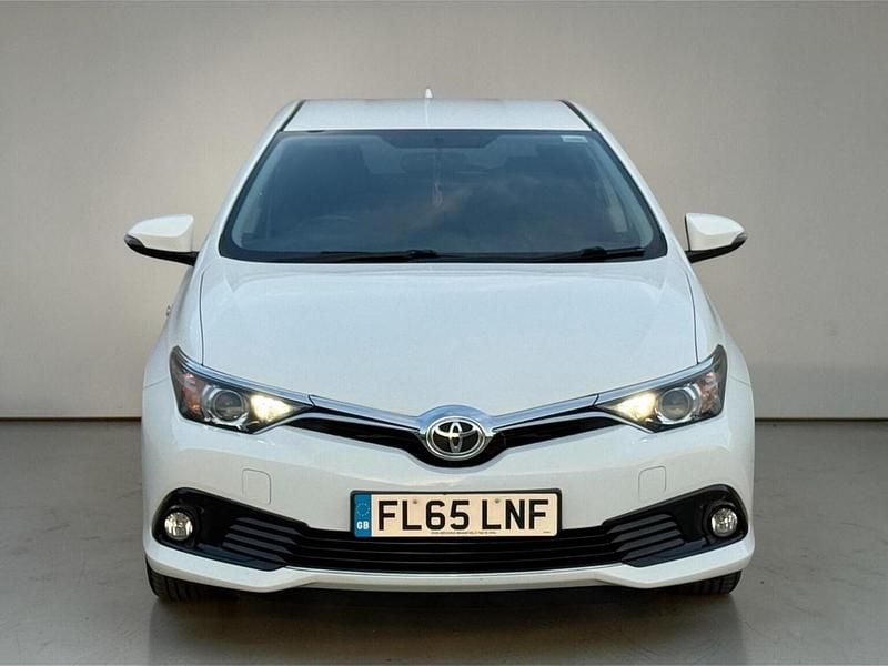 Used Toyota Auris Business Edition 116 HP (85 kW) 2015 White Hatchback