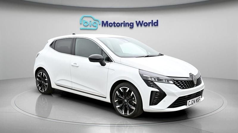 Used Renault Clio V Techno 145 HP (106 kW) 2024 White Hatchback