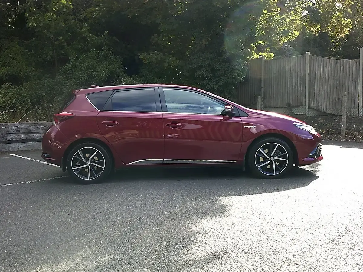 Used Toyota Auris Hybrid Design 2017 Red Hatchback