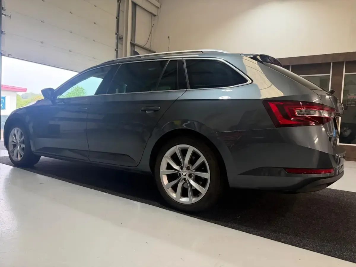 Usado Skoda Superb SE L Executive 150 CV (110 kW) 2016 Gris Familiar