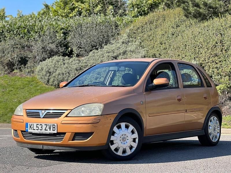 Used Vauxhall Corsa Design Edition 79 HP (58 kW) 2003 Gold Hatchback