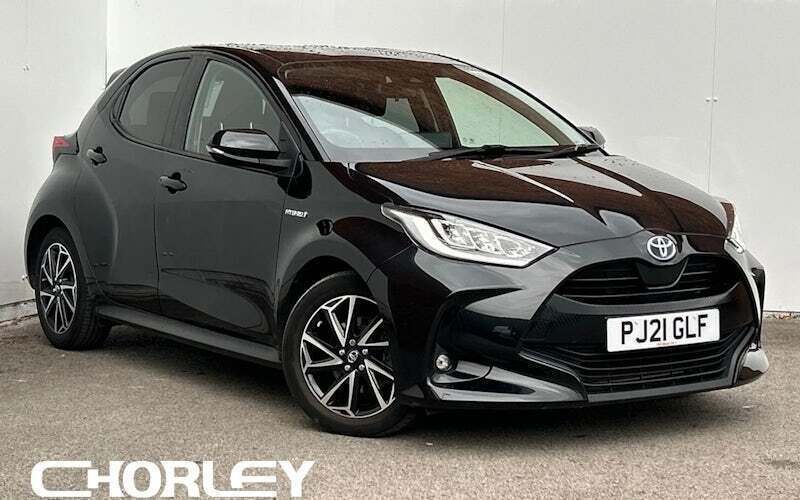 Used 2025 Toyota Yaris Hybrid Design Hatchback | £14,892 (Super price) - Image 1/4