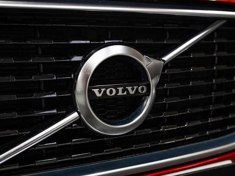 Used Volvo XC60 R-Design 250 HP (183 kW) 2019 Red SUV