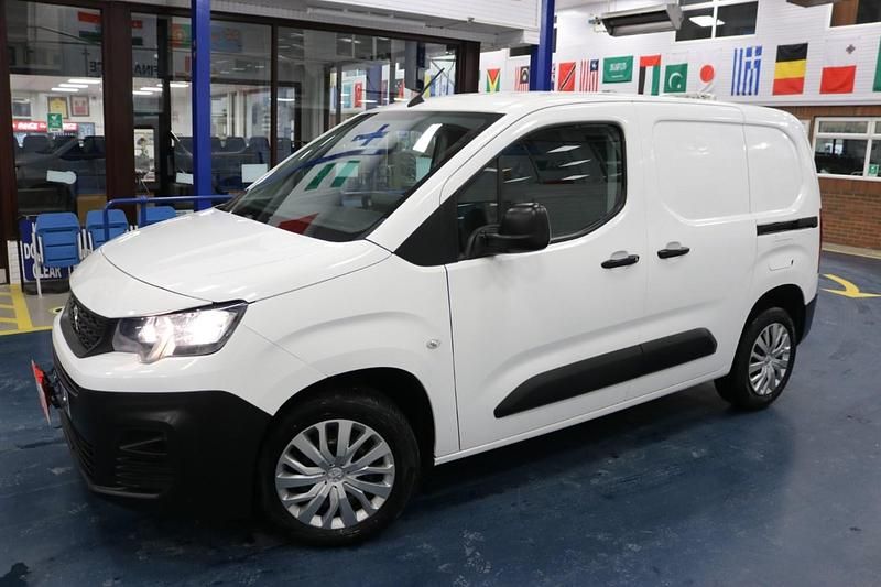 Used Peugeot Partner 100 HP (73 kW) 2019 White MPV