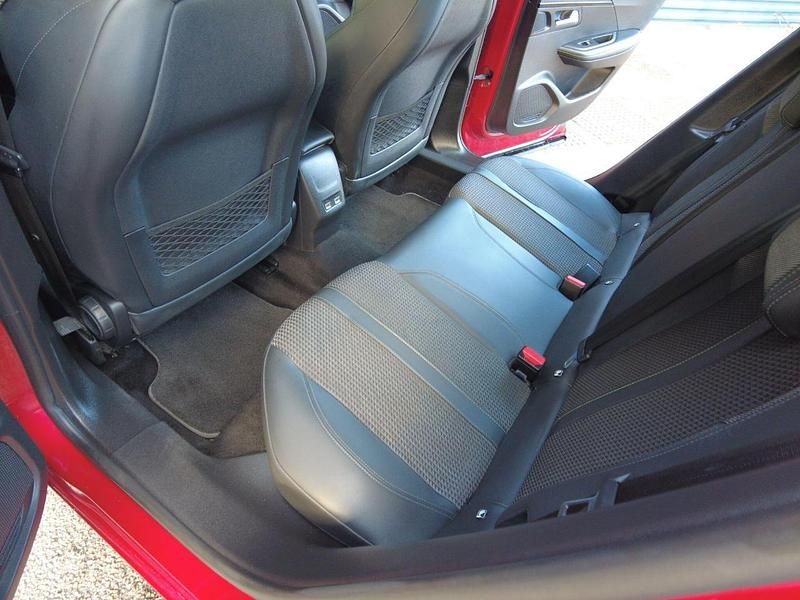 Begagnad Peugeot 2008 GT 129 HK (94 kW) 2022 Röd SUV