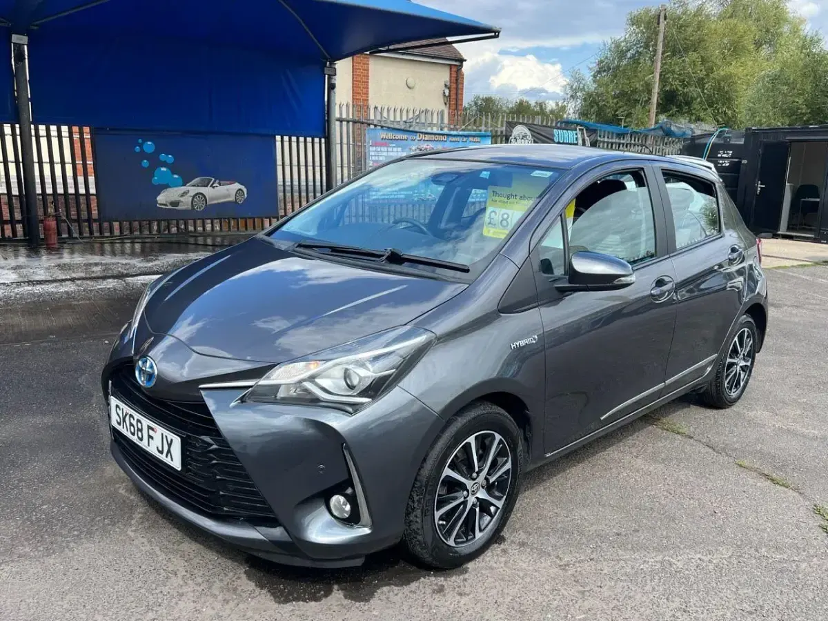 Used Toyota Yaris 100 HP (73 kW) 2018 Grey Hatchback
