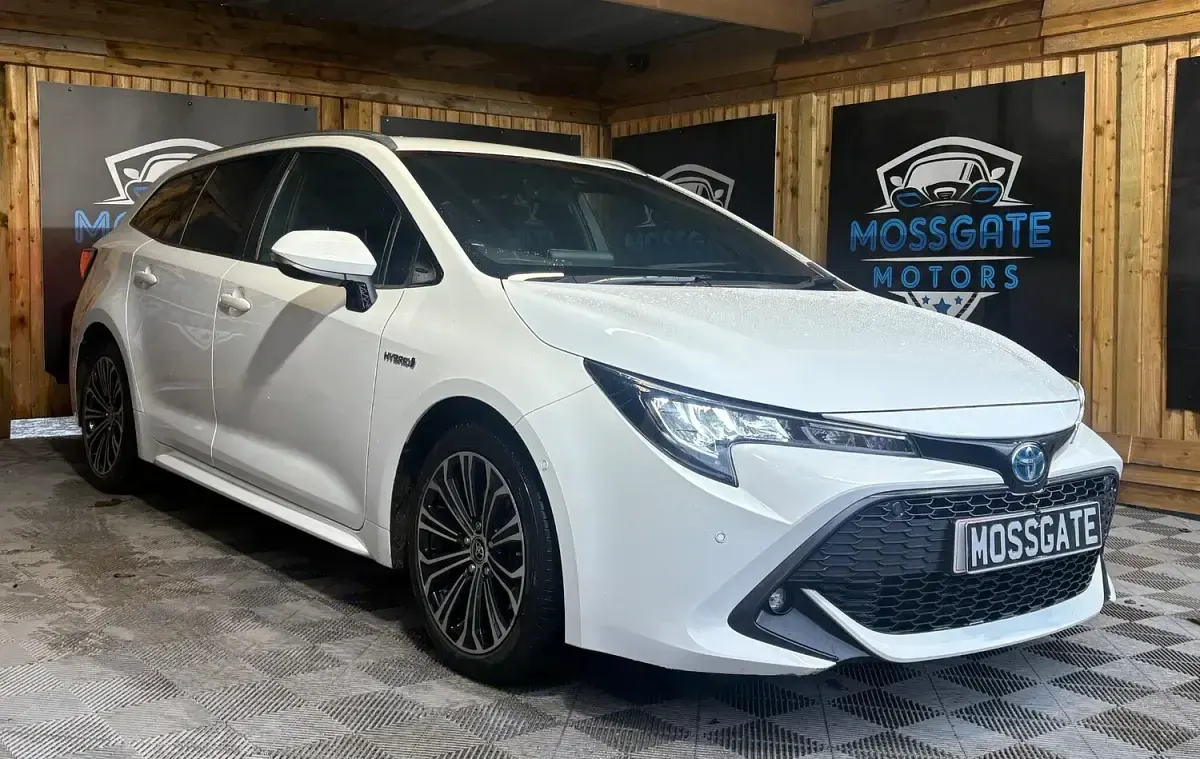 Used Toyota Corolla Design 184 HP (135 kW) 2020 White Estate