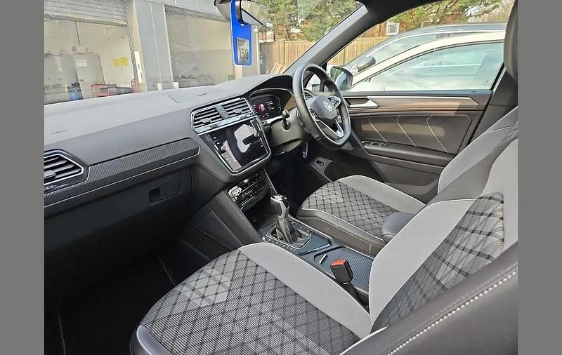 Used VW Tiguan R-line 245 HP (180 kW) 2022 White SUV