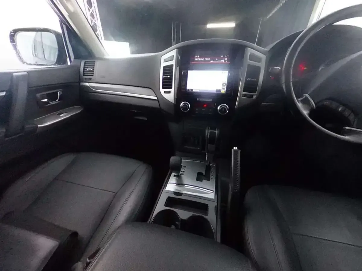Used Mitsubishi Shogun 187 HP (137 kW) 2016 Green SUV