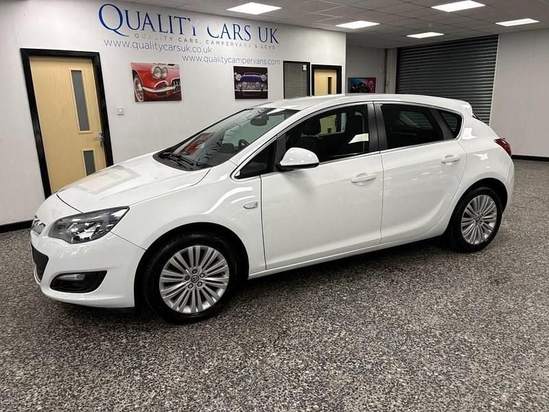 Used Vauxhall Astra Excite 100 HP (73 kW) 2015 White Hatchback