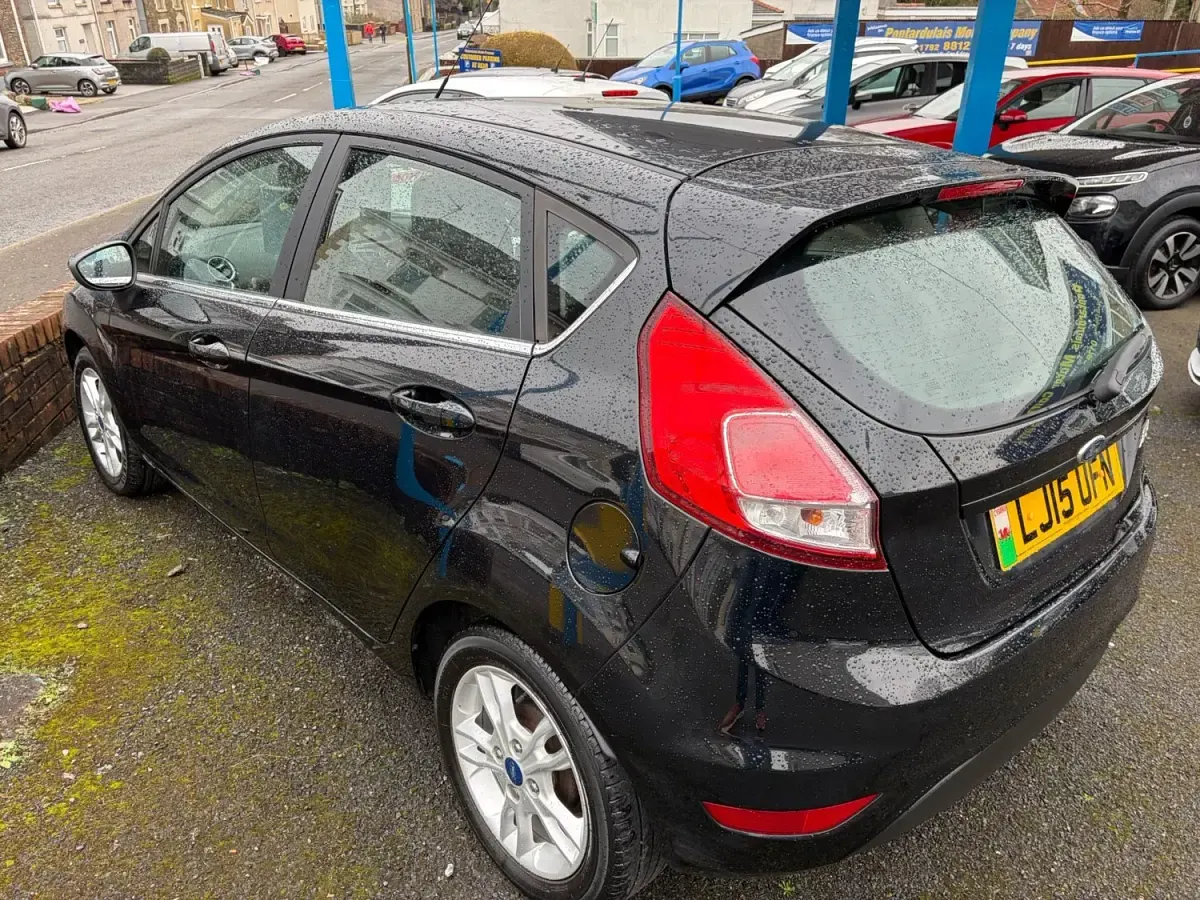 Usado Ford Fiesta Zetec 75 HP (55 kW) 2015 Preto Citadino