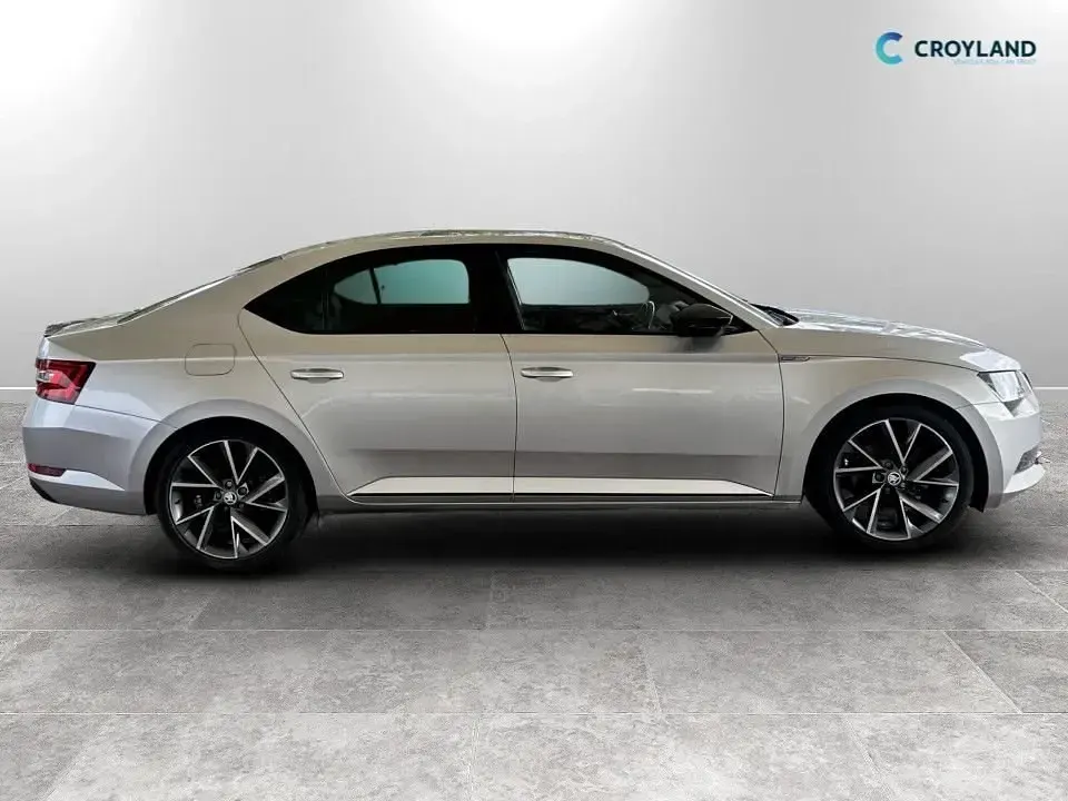 Usado Skoda Superb SportLine 220 CV (161 kW) 2017 Plateado Utilitario