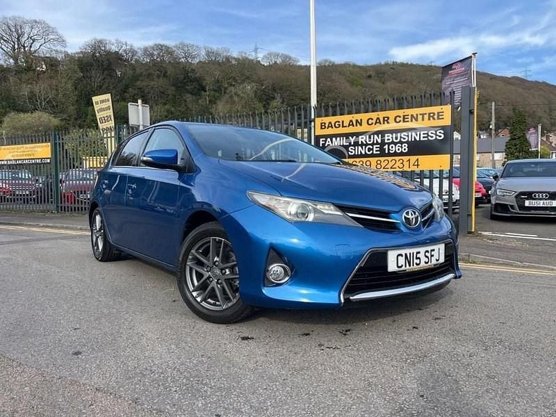 Used Toyota Auris Plus 132 HP (97 kW) 2015 Blue Hatchback