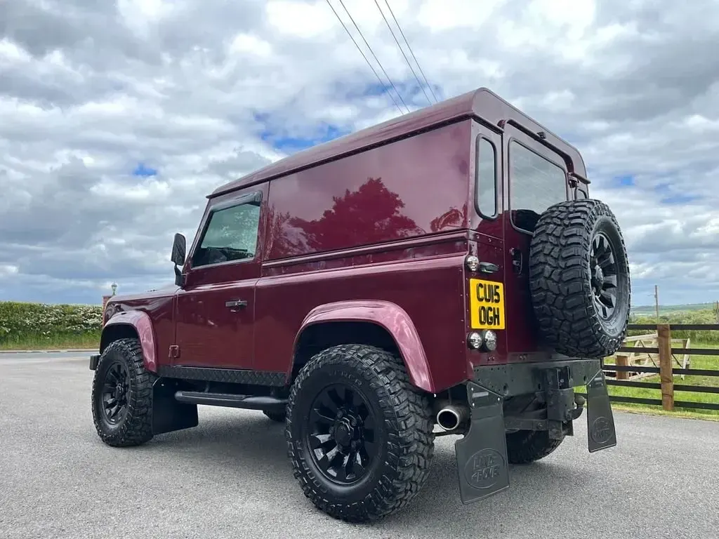Used Land Rover Defender 122 HP (89 kW) 2015 Red Hatchback