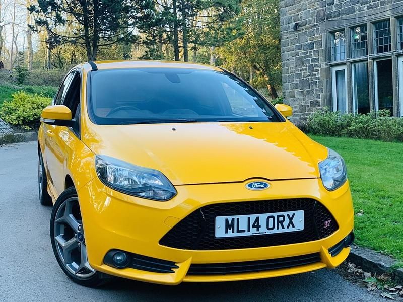 Used Ford Focus ST 250 HP (183 kW) 2014 Yellow Hatchback