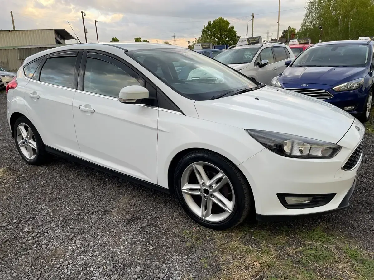 Begagnad Ford Focus Zetec 2015 Vit Halvkombi