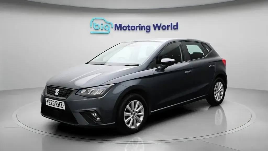 Usado Seat Ibiza SE 95 CV (69 kW) 2023 Gris Utilitario