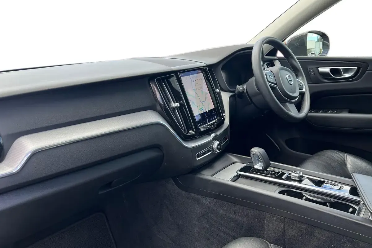 Used Volvo XC60 Core 350 HP (257 kW) 2022 Platinum grey SUV