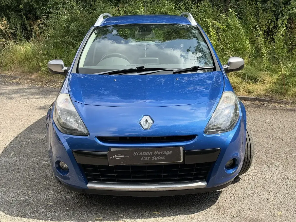 Used Renault Clio Dynamique 112 HP (82 kW) 2011 Blue Estate