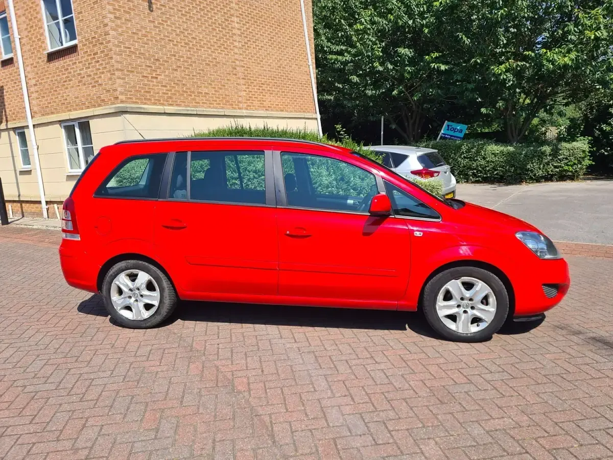 Used Vauxhall Zafira 120 HP (88 kW) 2013 Red MPV