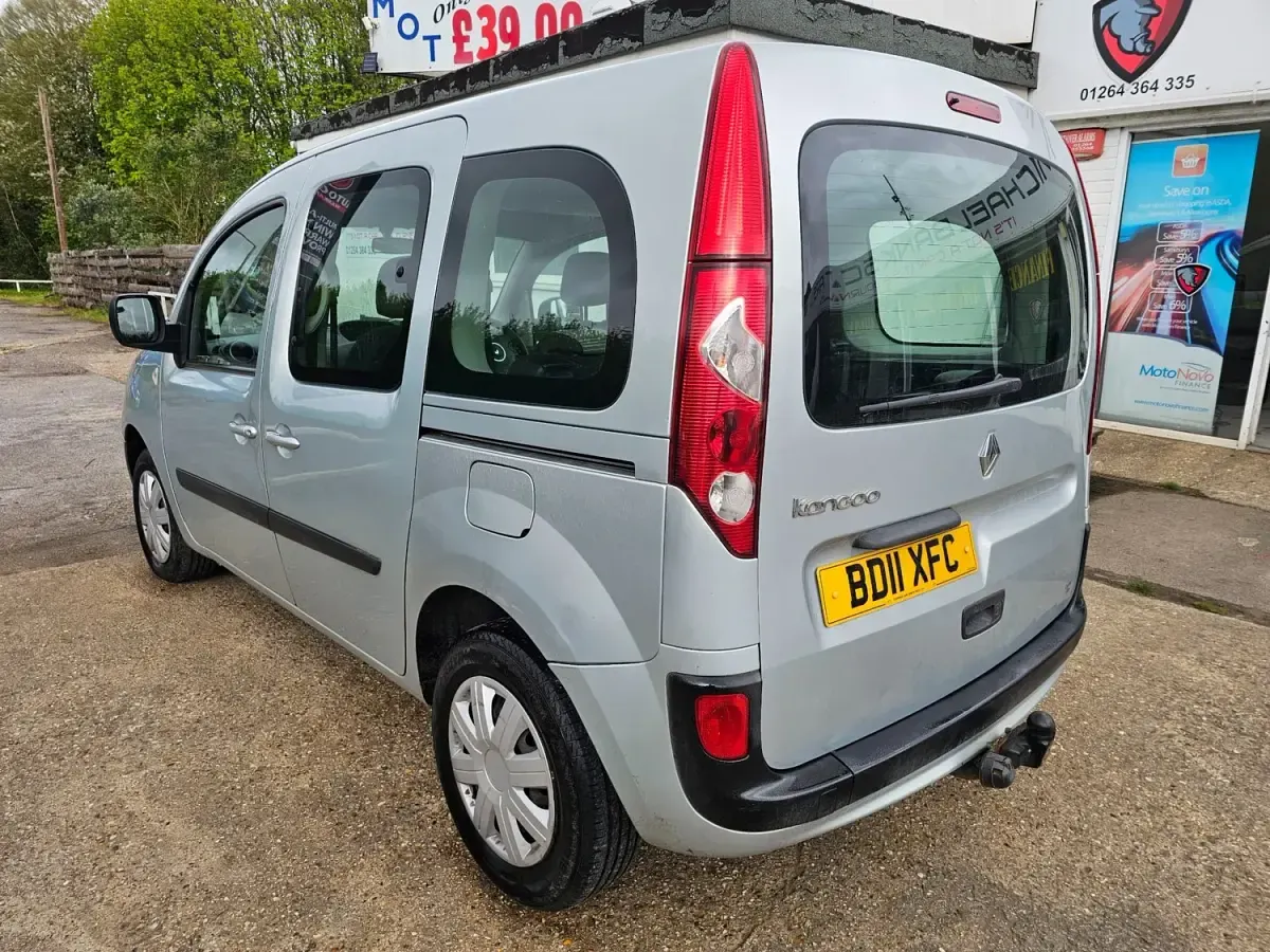 Usado Renault Kangoo Expression 75 HP (55 kW) 2011 Cinzento Monovolume