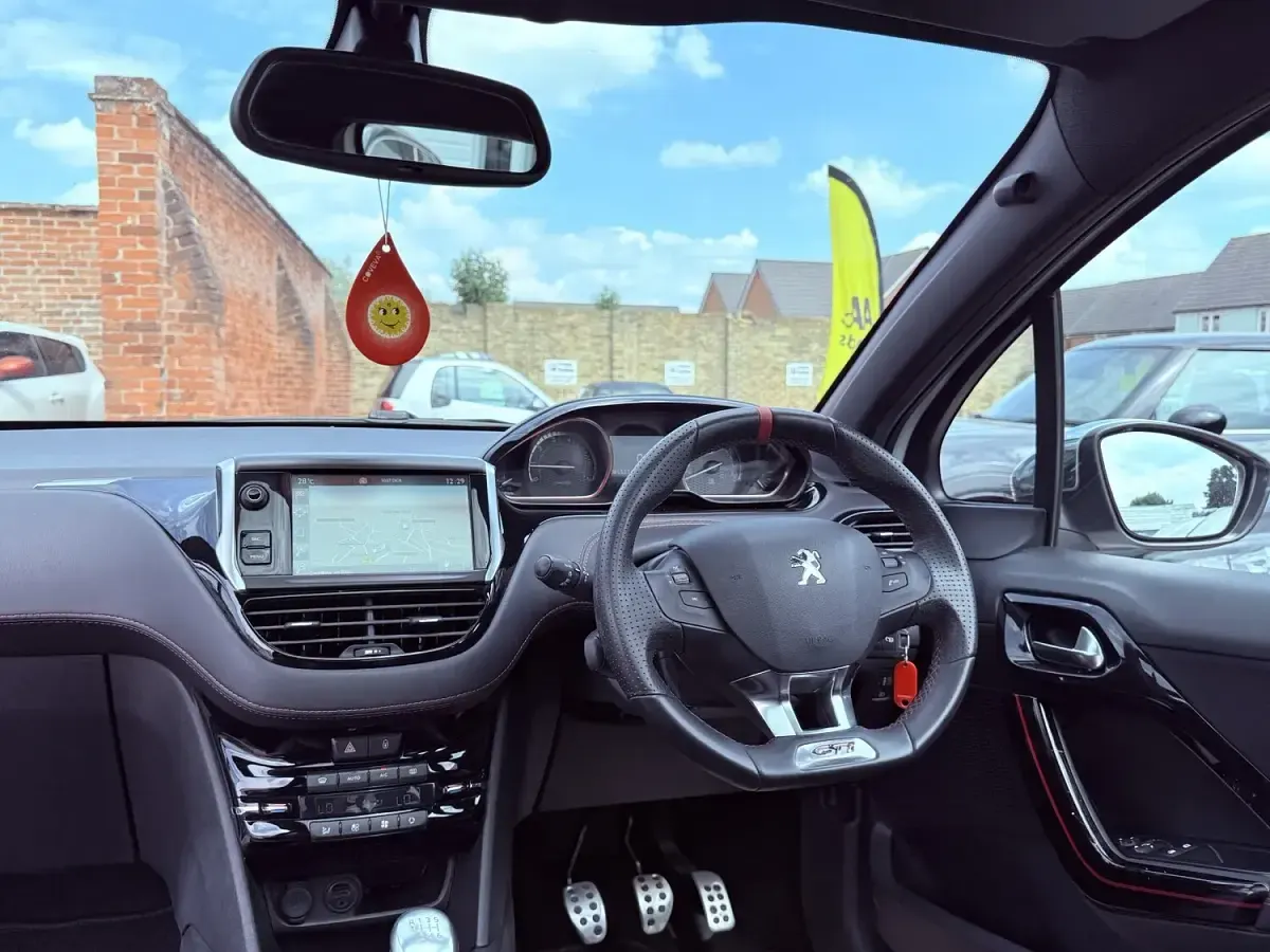 Używany Peugeot 208 Prestige 208 KM (152 kW) 2016 Biały Hatchback