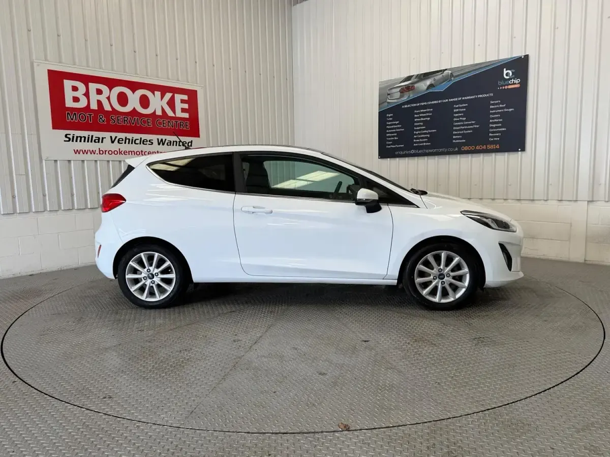 Used Ford Fiesta Titanium 100 HP (73 kW) 2018 White Hatchback