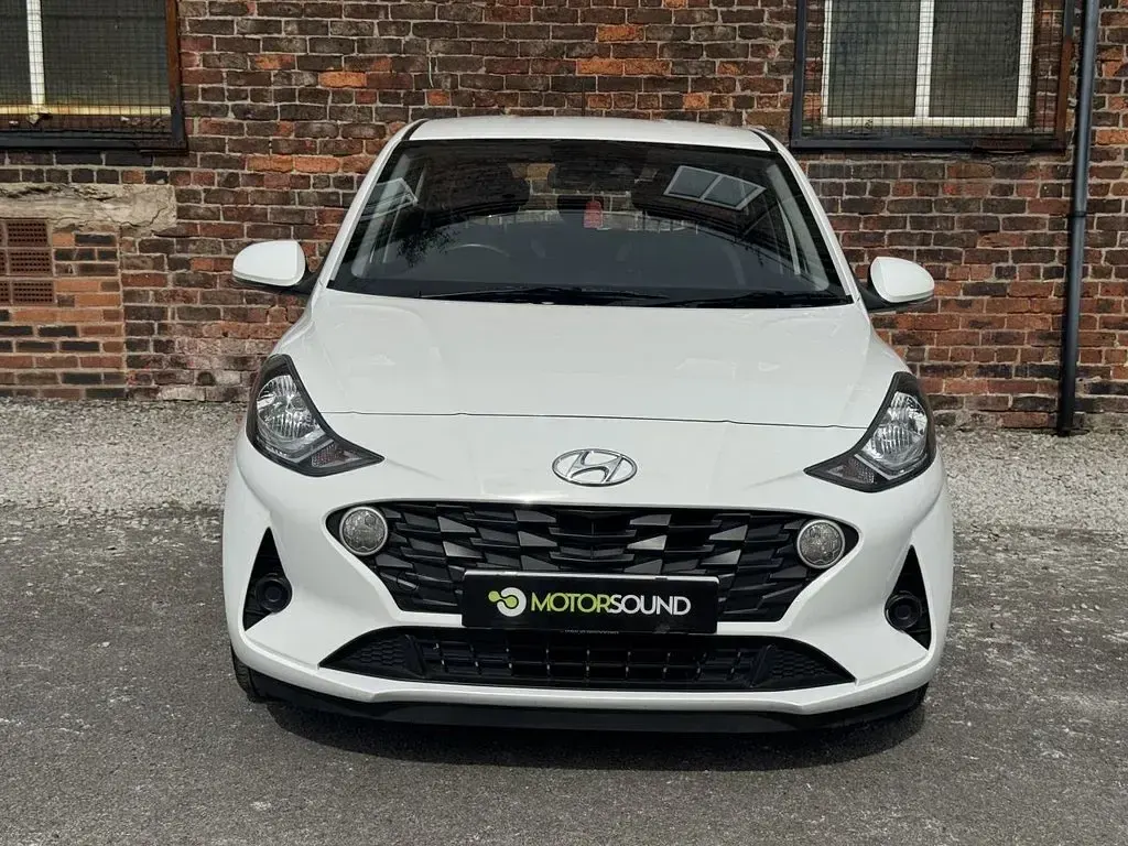 Used Hyundai i10 SE 67 HP (49 kW) 2023 White Hatchback