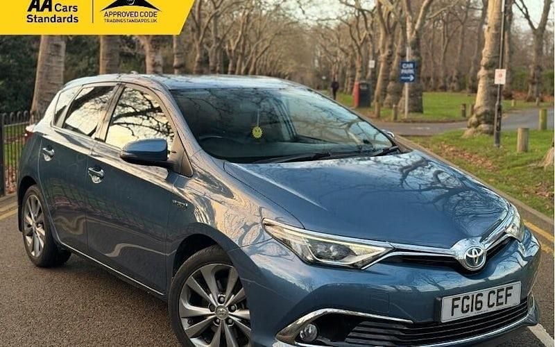 Used Toyota Auris Hybrid 136 HP (100 kW) 2016 Blue Hatchback