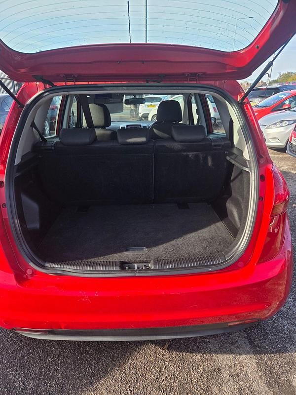 Used Kia Venga 89 HP (65 kW) 2010 Red Hatchback