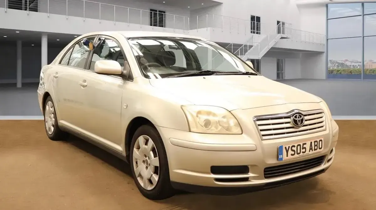 Used Toyota Avensis 129 HP (94 kW) 2005 Silver Hatchback