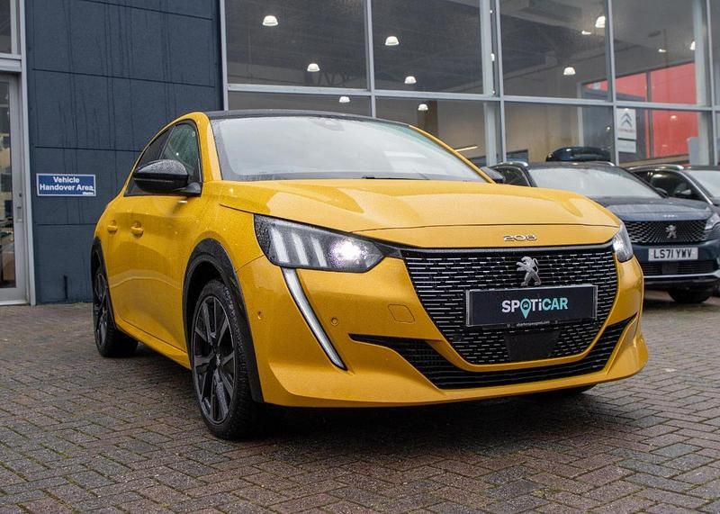 Used Peugeot 208 Premium 99 HP (72 kW) 2022 Yellow Hatchback