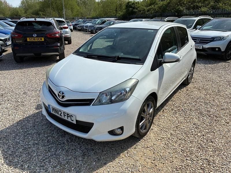 Used Toyota Yaris SR 99 HP (72 kW) 2012 White Hatchback