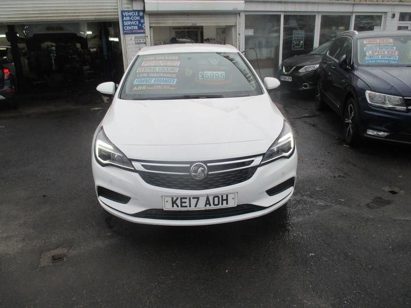 Used Vauxhall Astra Design Edition 105 HP (77 kW) 2017 White Hatchback