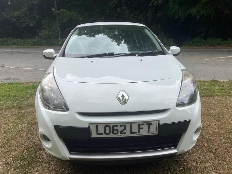 Used Renault Clio IV Dynamique 88 HP (64 kW) 2012 White Hatchback