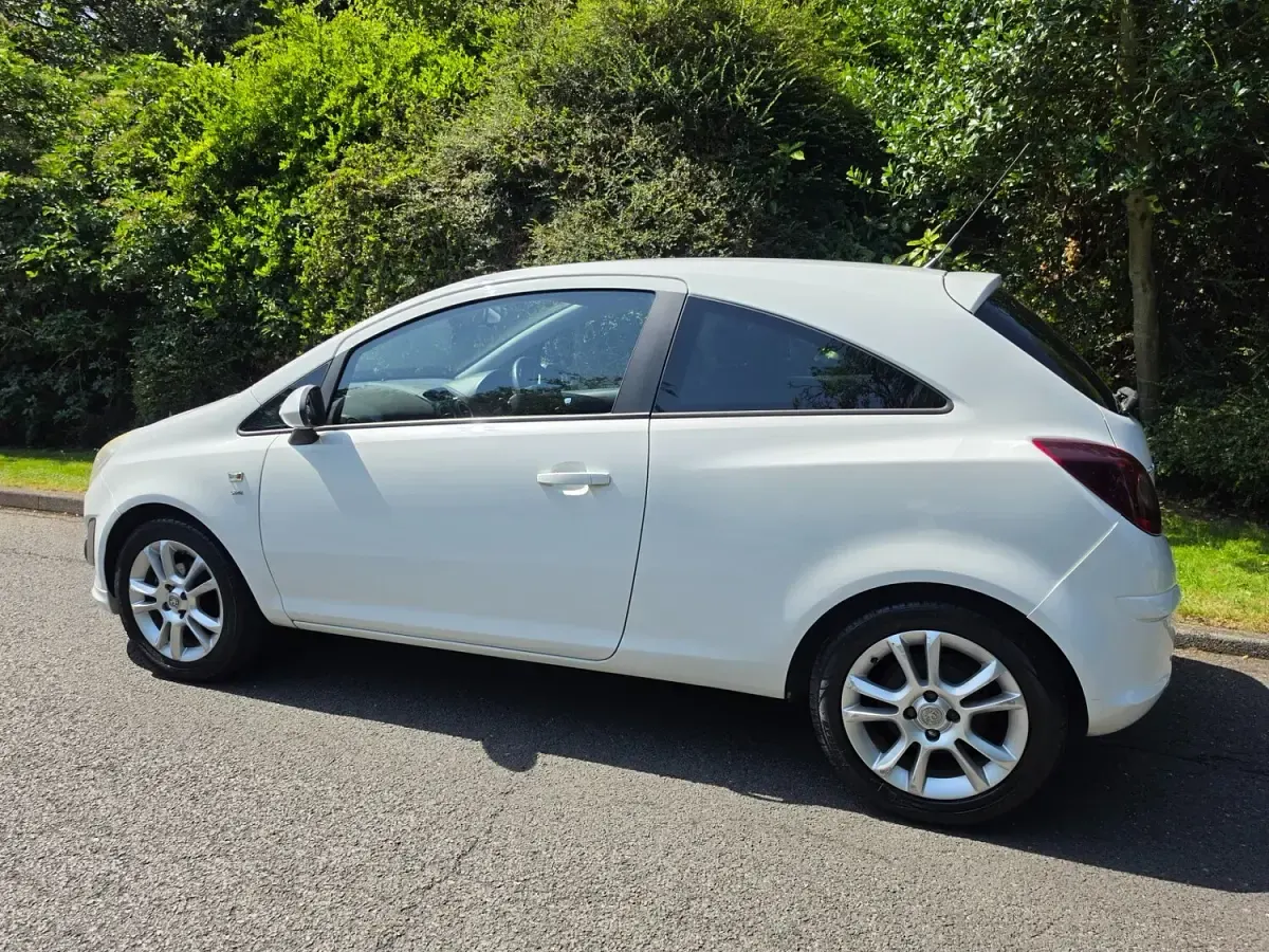 Used Vauxhall Corsa 2011 White Hatchback