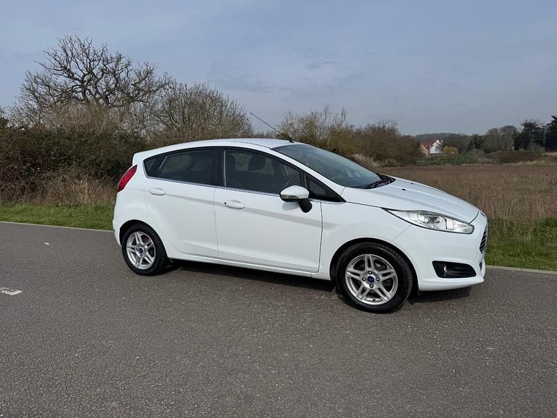 Used Ford Fiesta Zetec 82 HP (60 kW) 2013 White Hatchback