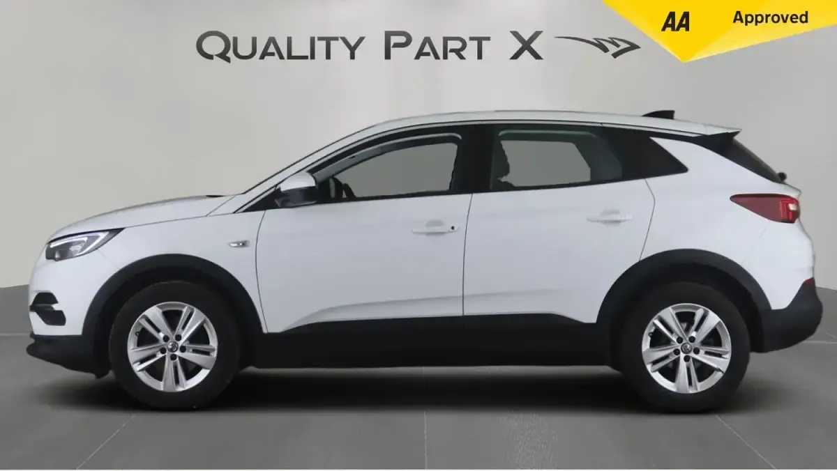 Used Vauxhall Grandland X Business Edition 130 HP (95 kW) 2020 White SUV