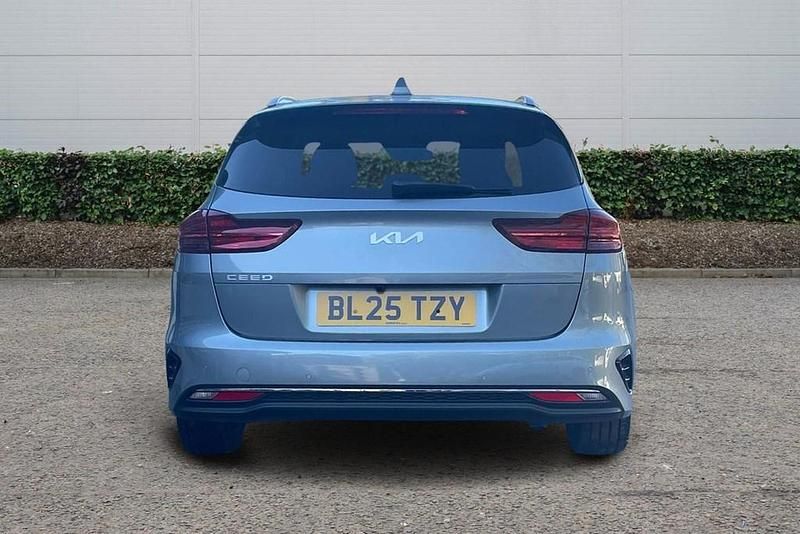 Używany Kia Ceed 138 KM (101 kW) 2025 Srebrny Hatchback