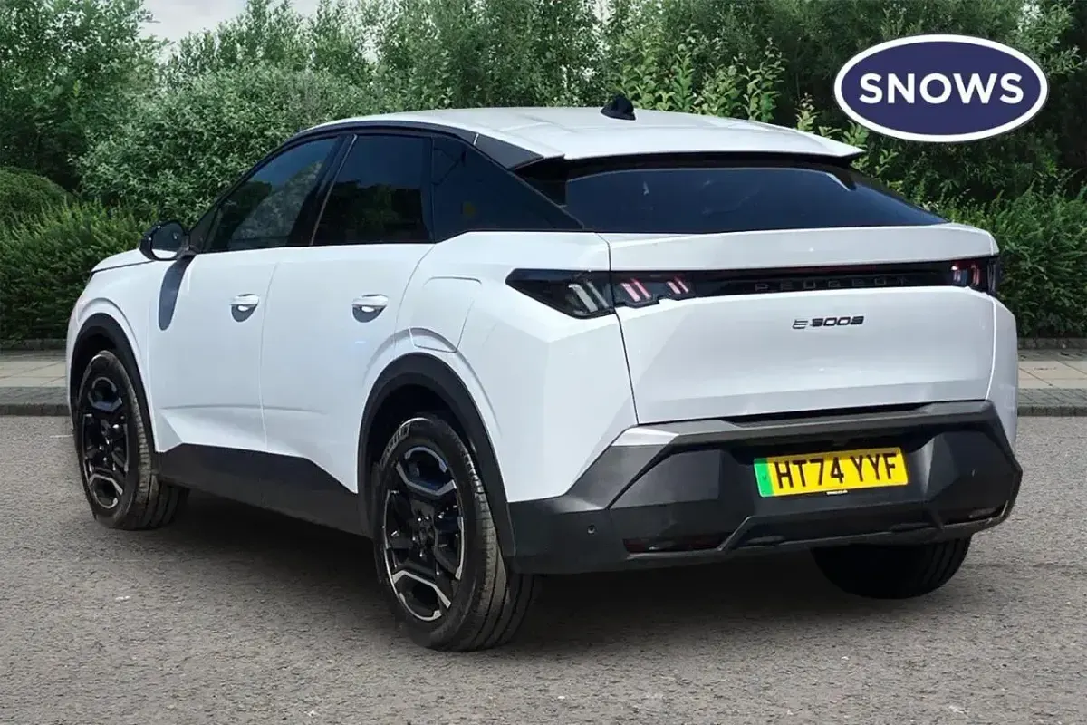 Used Peugeot e-3008 Allure 156 kW (213 HP) 2025 White SUV